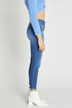 Load image into Gallery viewer, Wide Waist Band 3-Button Skinny Jean
